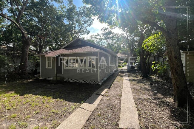 Building Photo - Beautiful Renovated 3 Bedroom/2 Bathroom H...