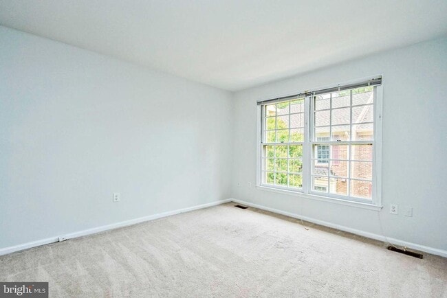 Building Photo - 2406 S Walter Reed Dr