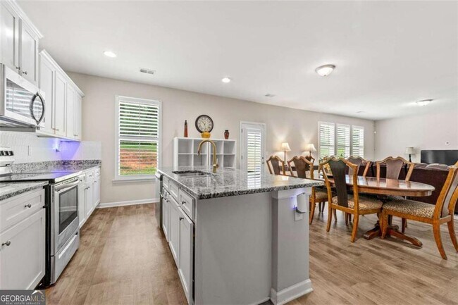 Building Photo - 180 Ascott Trace