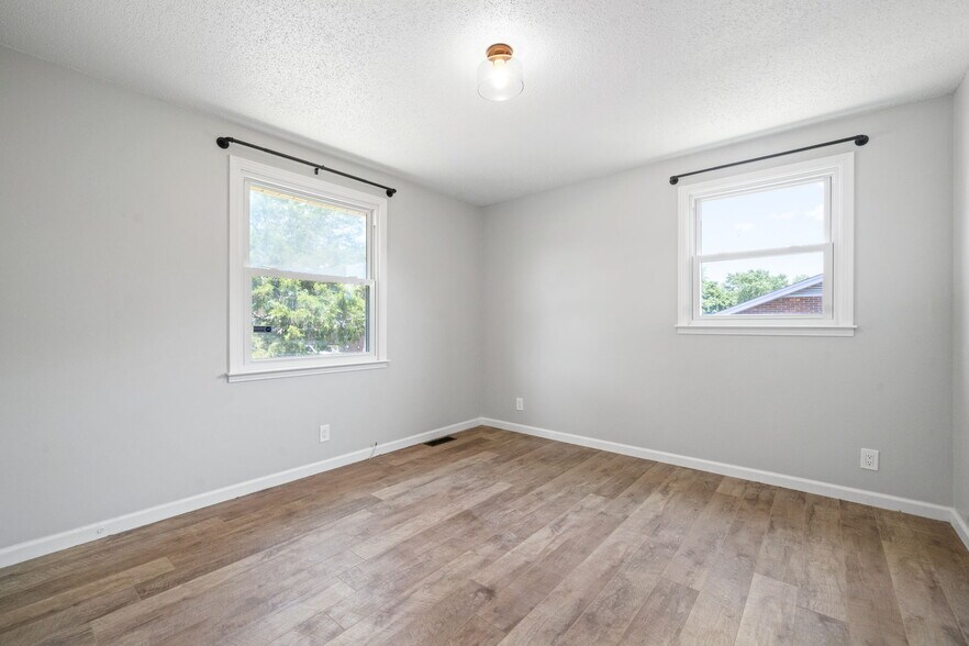 Building Photo - 208 Aster Dr