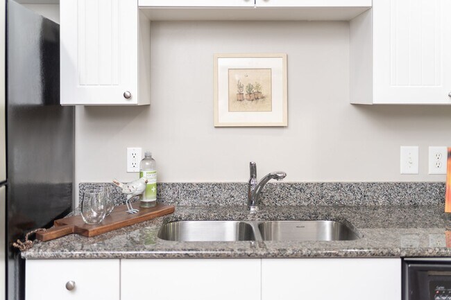 Building Photo - 3 Bedroom Flat, End unit Apartment - Available at Woodlands with $500 deposit. Ask your leasing a...