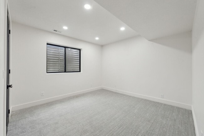 Building Photo - Stunning Single Family Home In Beautiful N...