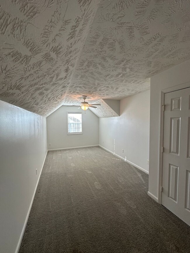 Building Photo - Well-Maintained 4 Bed 2.5 Bath with Fenced Backyard