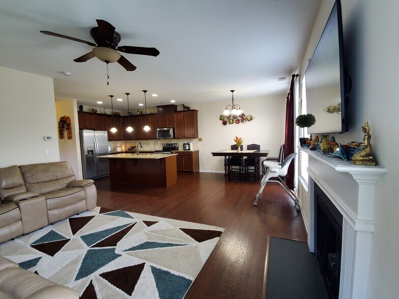 1iving room - 808 Ayrshire Ave