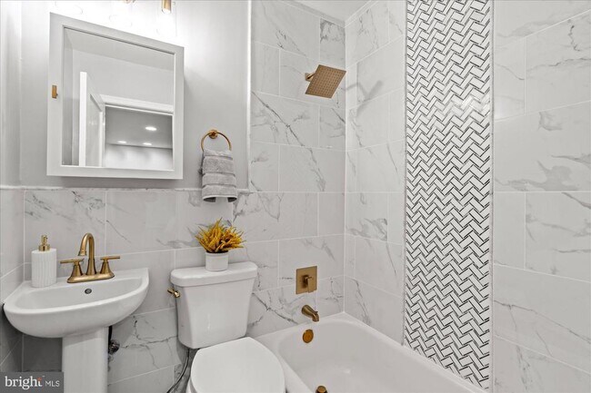 Building Photo - 1241 18th St NE