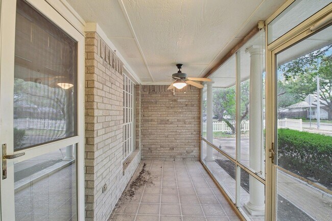 Building Photo - 1300 Leah Ln