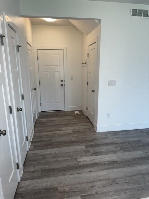 Building Photo - 619 NE Oak Ridge Dr