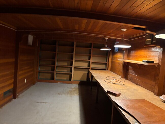 Building Photo - 3 Bedroom on large lot