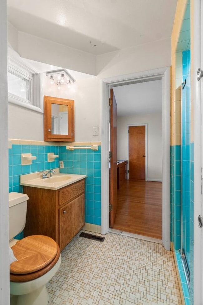 Building Photo - House Close To Campus!