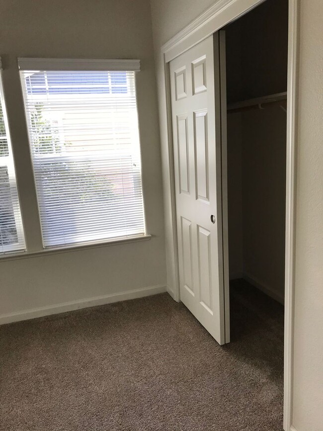 Building Photo - 3 Bedroom Home Close to Gym and Shopping-$1,000 OFF First Month's Rent