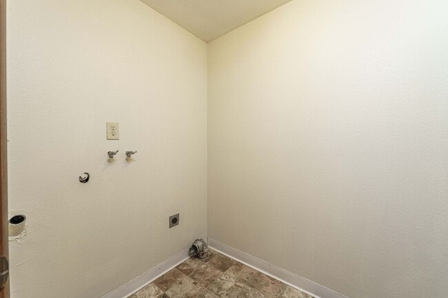 Building Photo - 2 Bedroom 2 Bath with single car garage