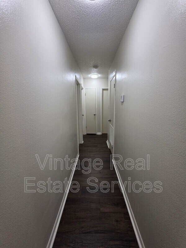Building Photo - 851 Creekway Ct