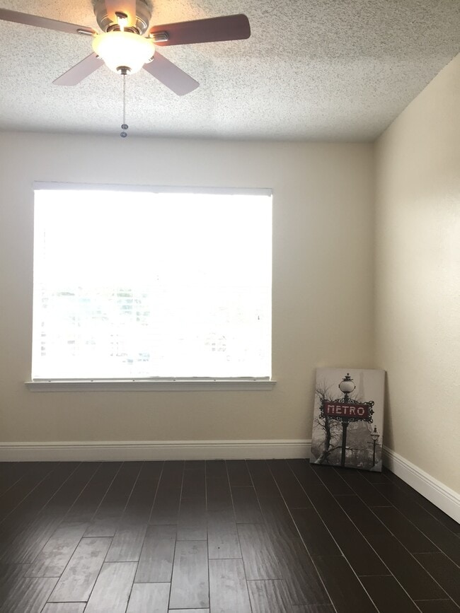 Building Photo - Beautiful 1/1 Wood Floor Condo With a Beau...