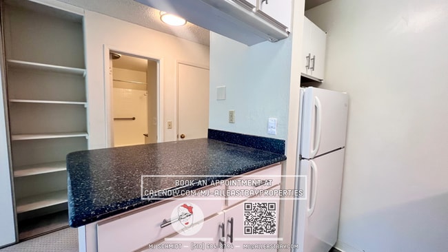 Building Photo - Beautiful studio on the third floor with w...