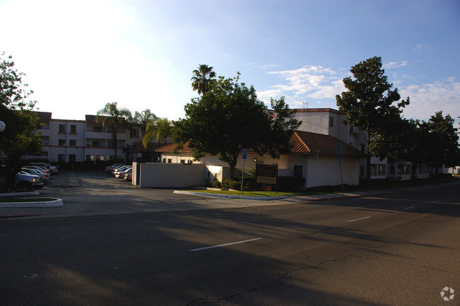 Building Photo - Holiday Springs Of Escondido