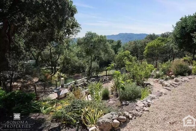 Building Photo - Beautiful 4bd/3.5ba Updated Custom House with Valley Views