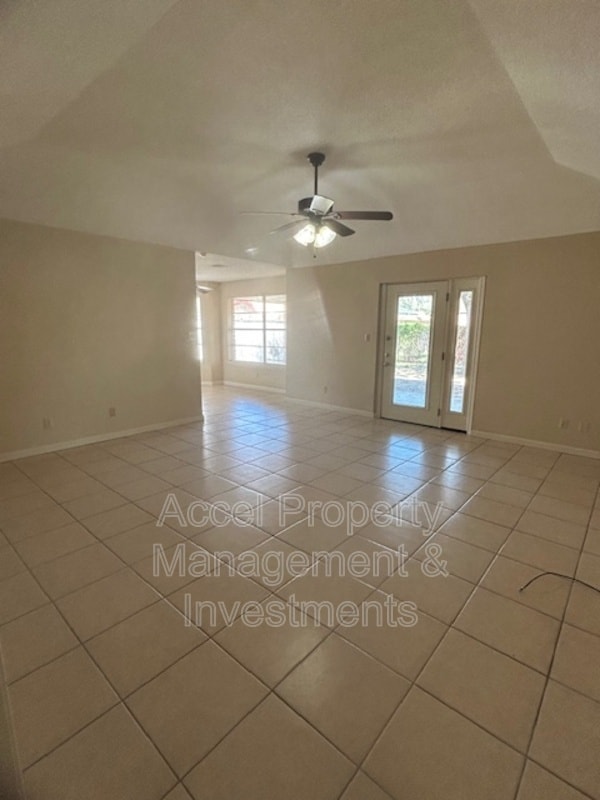 Building Photo - 2405 Mimosa St