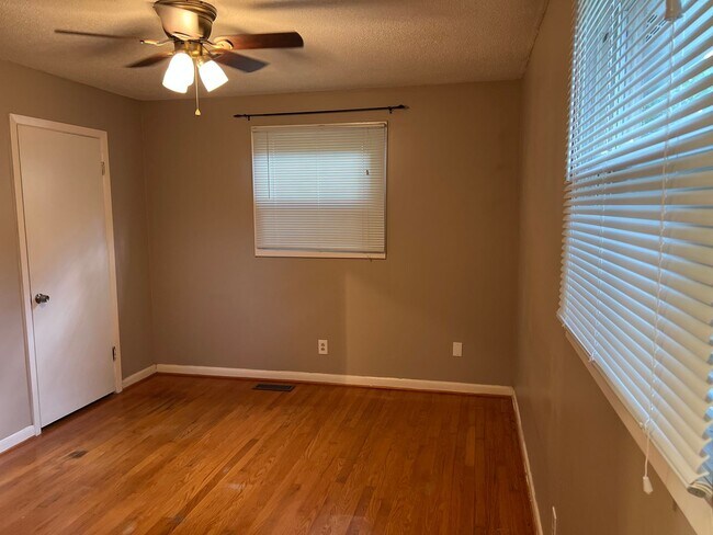 Building Photo - Knoxville 37921 - 3 bedroom 1.5 bath home - call Adam Sharp 865-254-0980