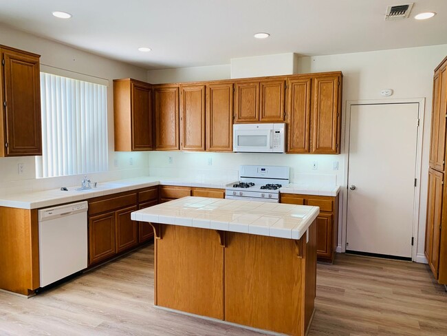 Building Photo - Large 4 bedroom home for lease in the hear...