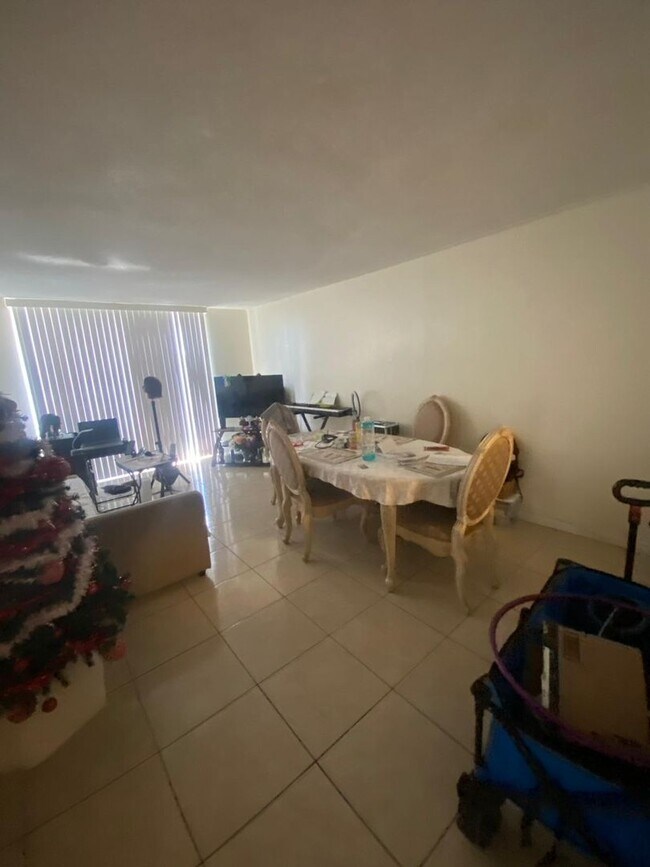 Building Photo - Charming 2 Bed 2 bath in a gated community close to it all!