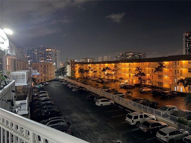 Building Photo - 1913 S Ocean Dr