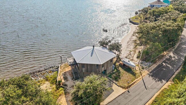Building Photo - 6001 Belle Fontaine Dr
