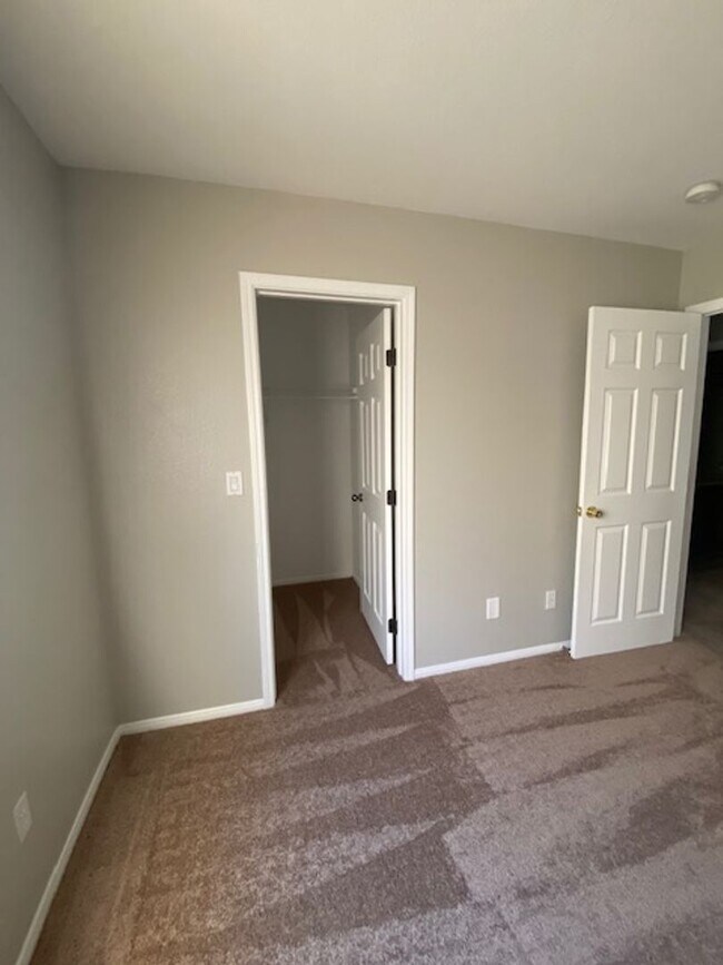 Building Photo - Southern Highlands 4 Bedroom- Single Famil...