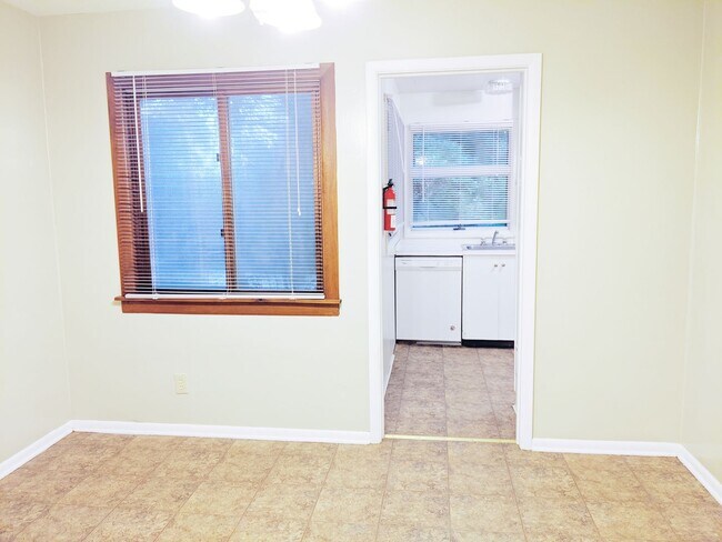 Building Photo - 214 S Hillsdale Ct