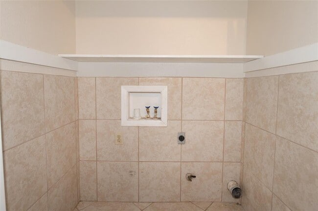 Building Photo - 1407 Click Cove