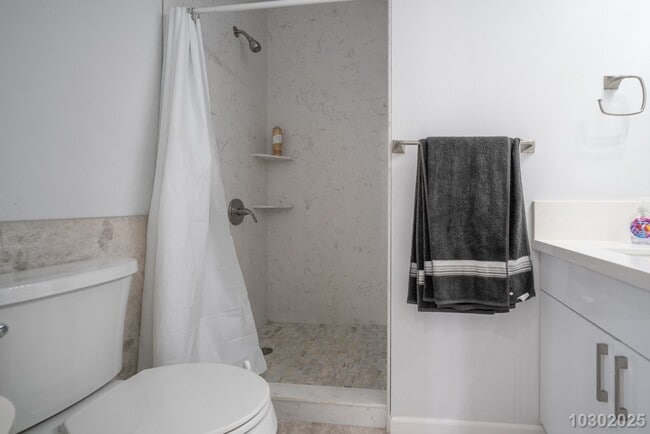 Building Photo - West Side Paradise – Stunning 3-Bed, 2-Bath Upstairs Unit