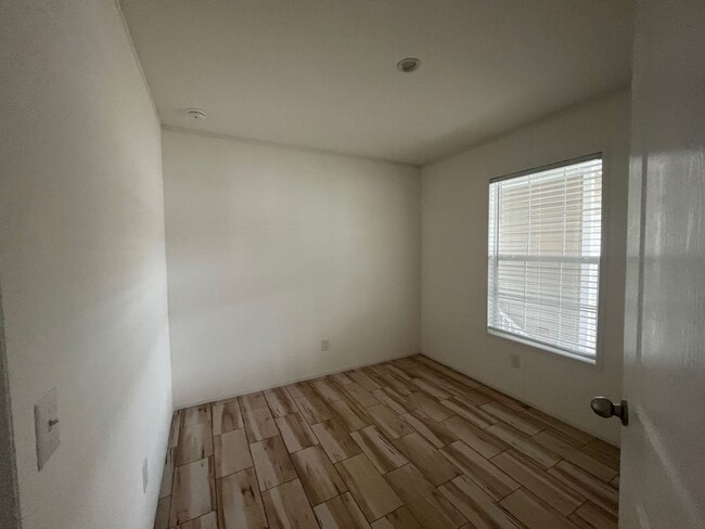 Building Photo - 282 Giraffe Dr