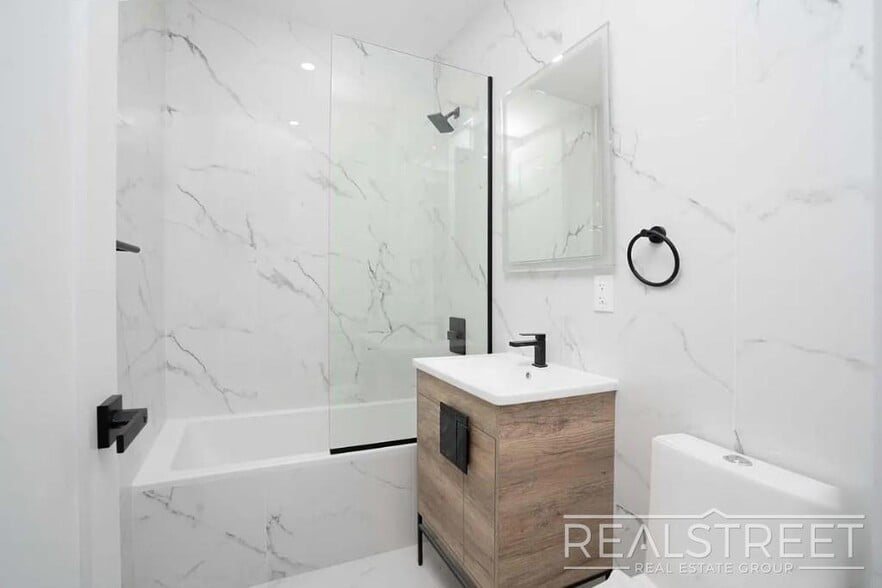 Building Photo - Bright 2BR with Functional Layout & Everyday Convenience