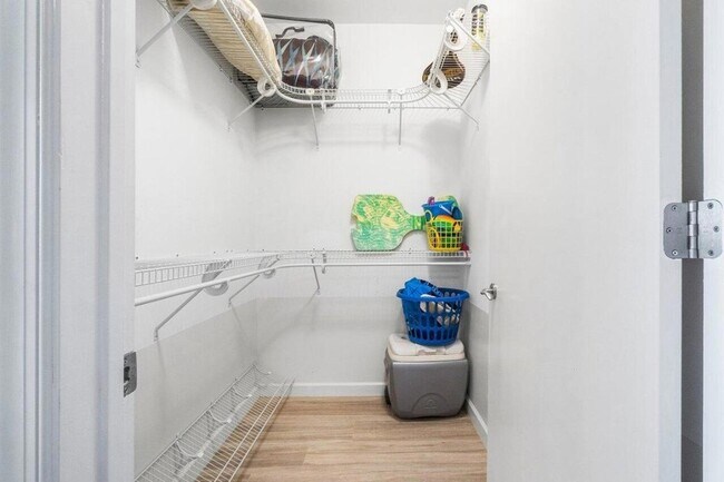 Building Photo - 2640 Lake Shore Dr