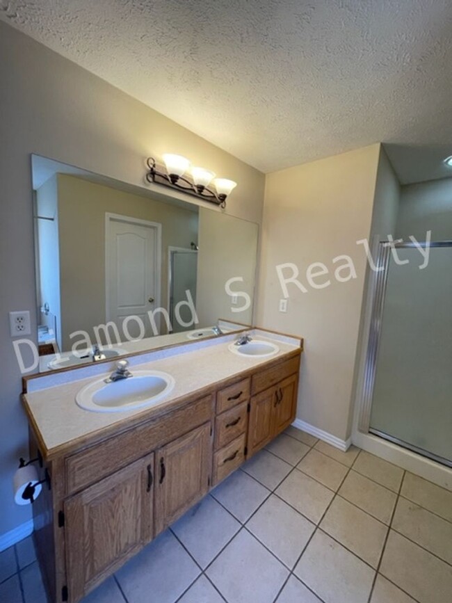 Building Photo - Lovely 3 bedroom home available!  Sequiota...