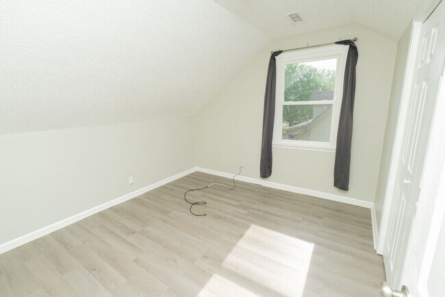 Building Photo - 615 Doane Dr