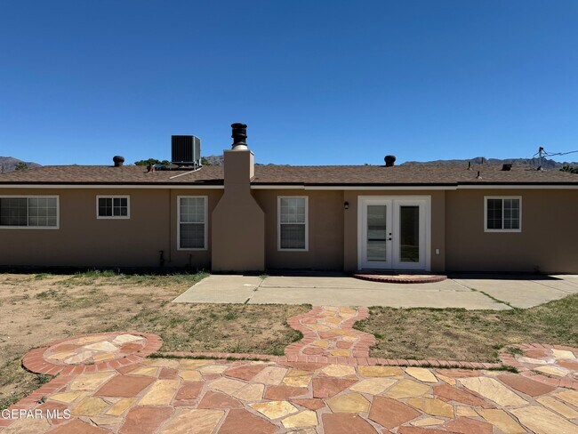 Building Photo - 323 Rio Tinto Dr