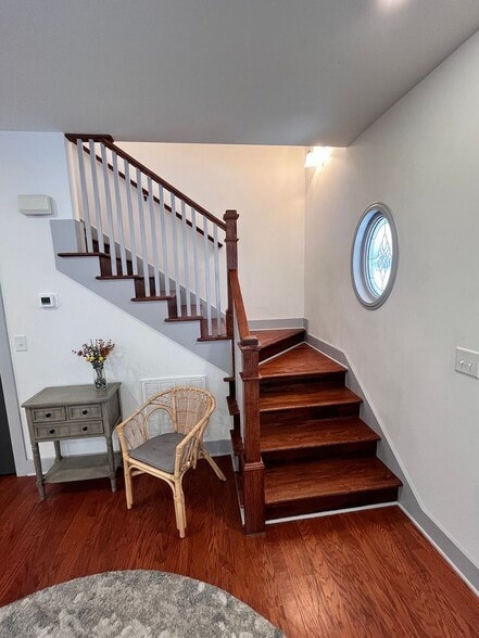 Building Photo - 420 Veritas St