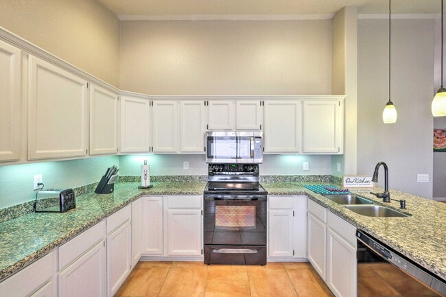 Building Photo - 4401 E Stanford Ave