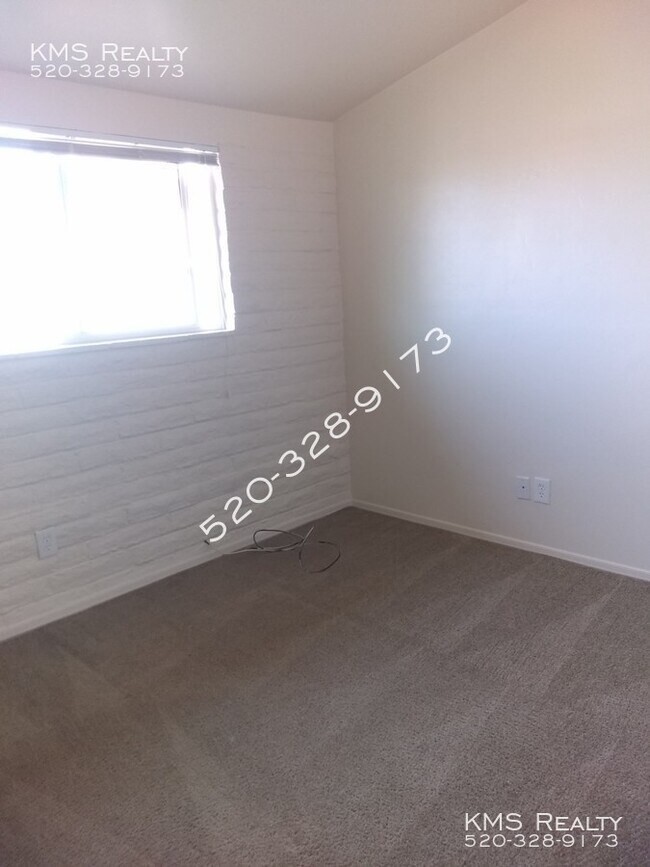 Building Photo - 4 Bedroom 2 Bath -824 W Oahu Circle - OWNE...