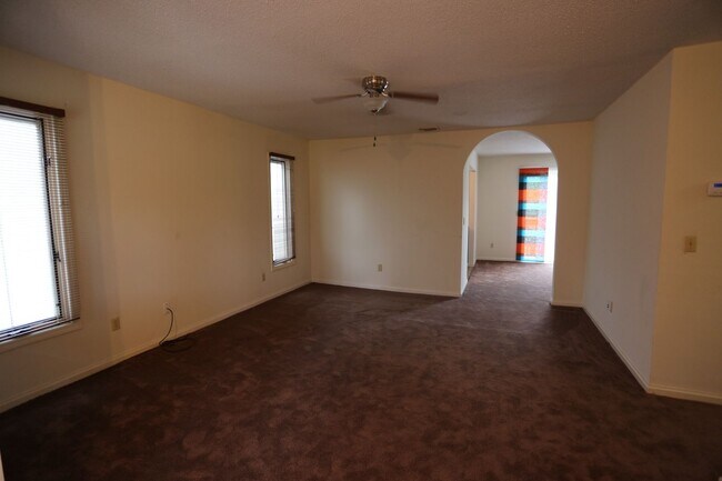 Building Photo - 2 Bedroom near Country Club