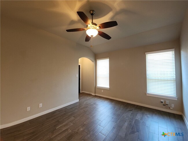Building Photo - 1115 Creekside Orchard