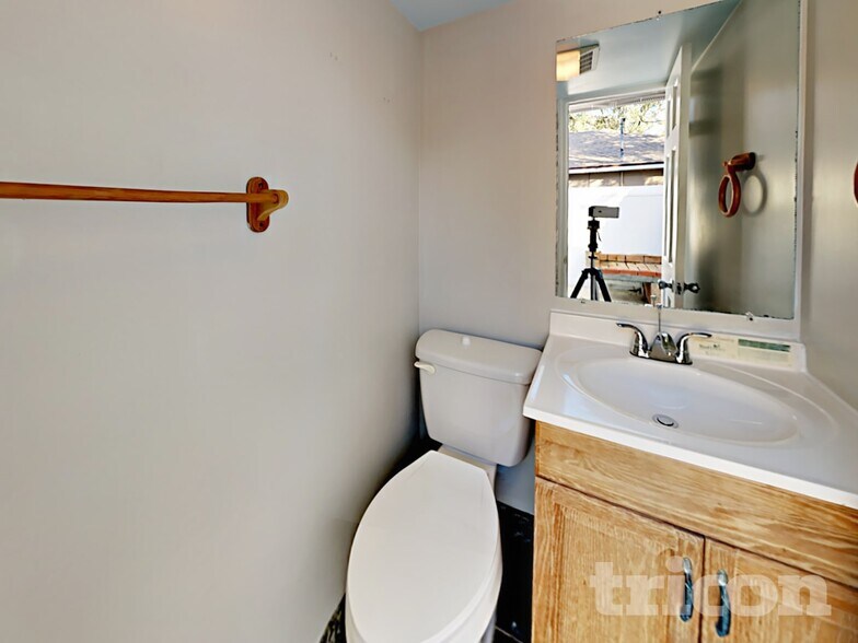 Building Photo - 7102 Woodfield Dr