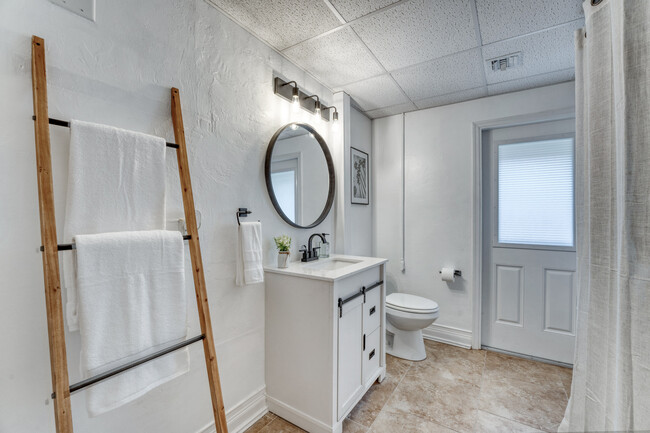 powder room/Laundry - 1220 SE 7th Ave