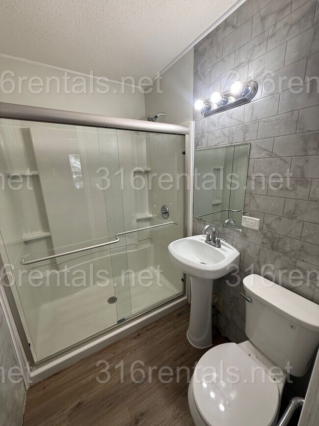 Building Photo - $1400 - 3 bedroom / 1 bathroom - Single Family Home