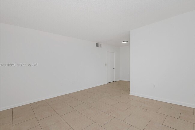 Building Photo - 1975 NE 135th St