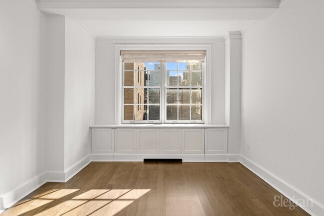 Building Photo - 28 E 10th St