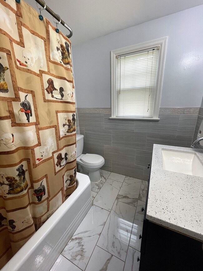 Building Photo - 627 S Ann St