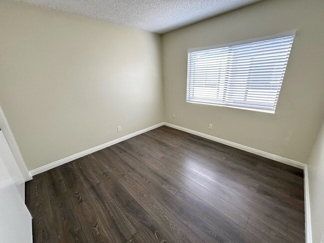 Building Photo - Turnkey 3 bedroom, 2.5 bathroom condo avai...