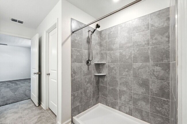 Building Photo - 4 Bed / 2.5 Bath Home – Available Septembe...