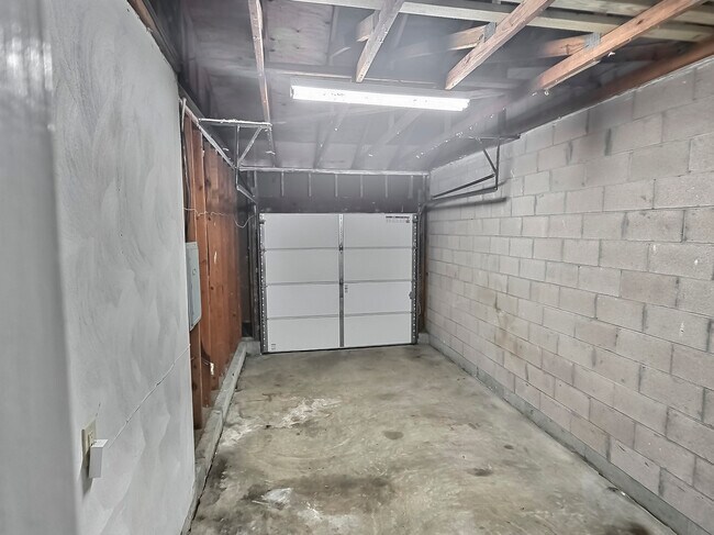 Building Photo - 613 Folkstone Way